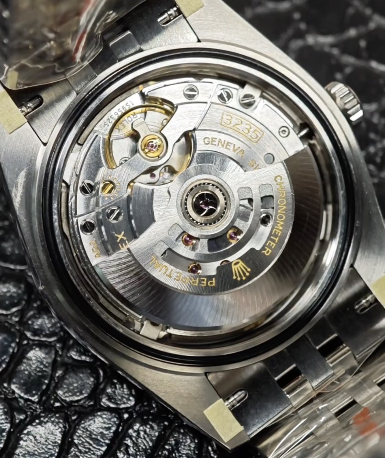 DD3235 automatic movement with about 70 hours of power reserve
